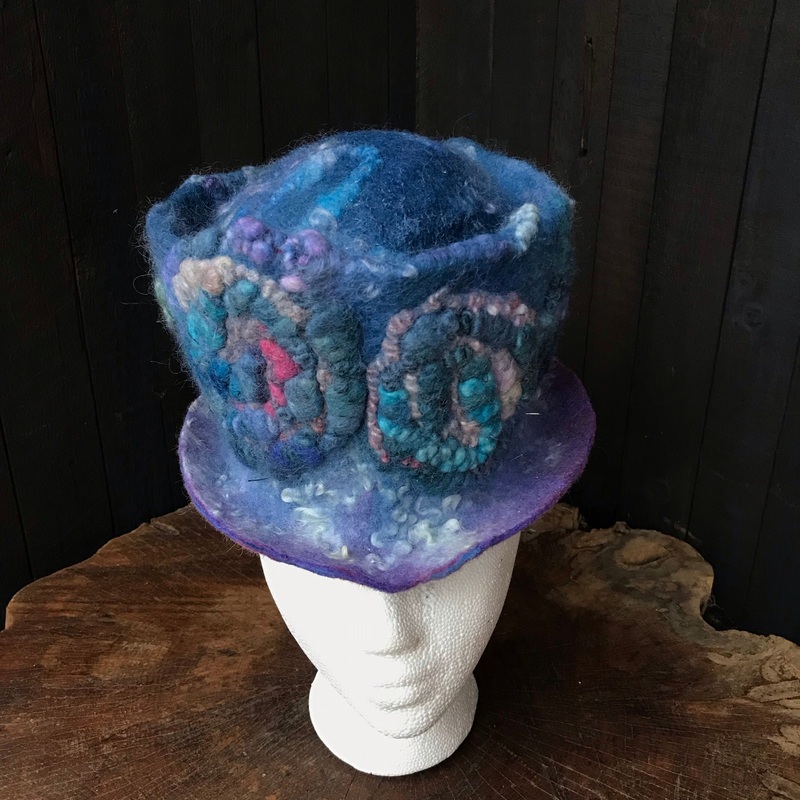 Blue felted top hat 100% Wool size 23 | Chapeau Bleu Haut de forme en feutre Grandeur 23