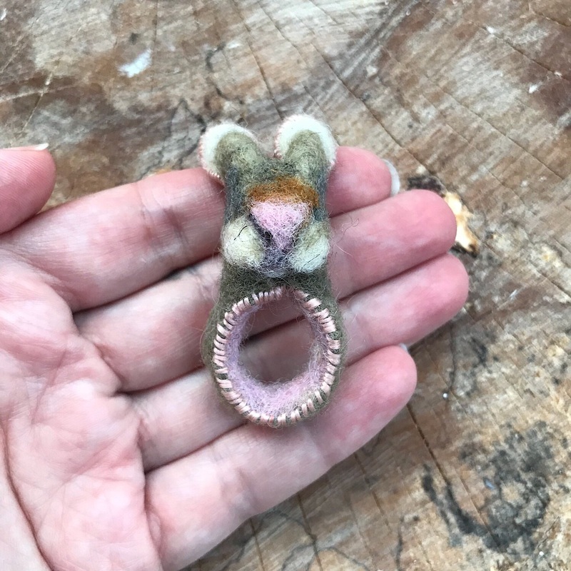 Grey felted bunny ring size 7-8 | Bague Lapin grise grandeur 7-8