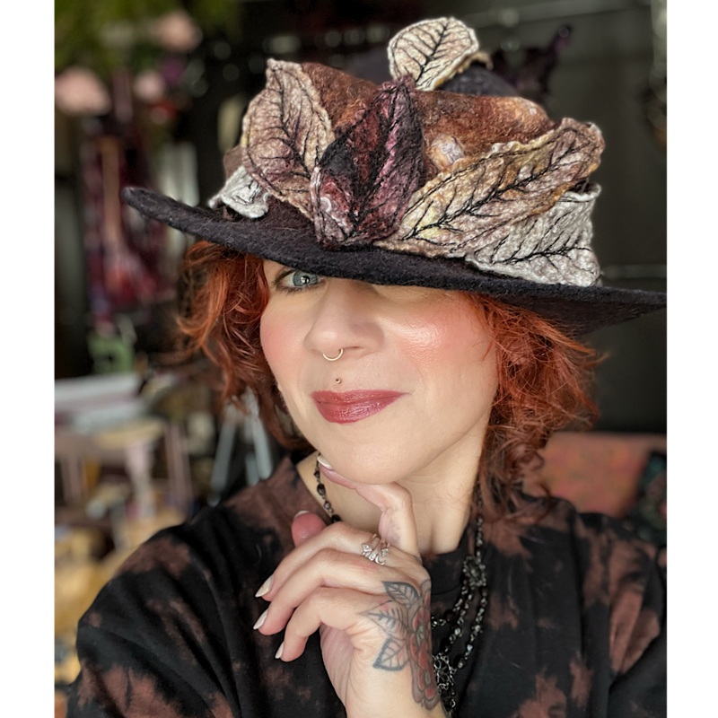 Felted top hat with leaves - 22.5