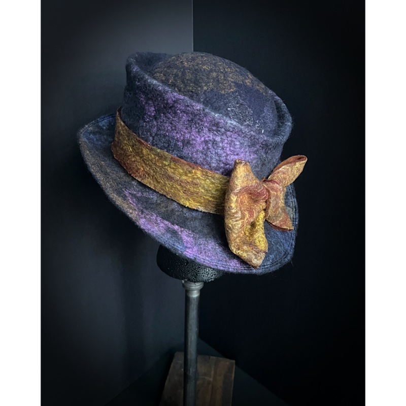 Felted hat with bow size 23.5