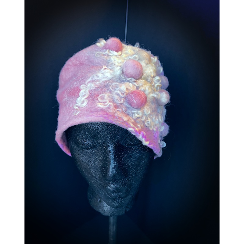 Felted toque with bubbles size 23