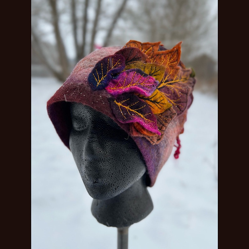 Felted toque hat with rose 23.5 medium