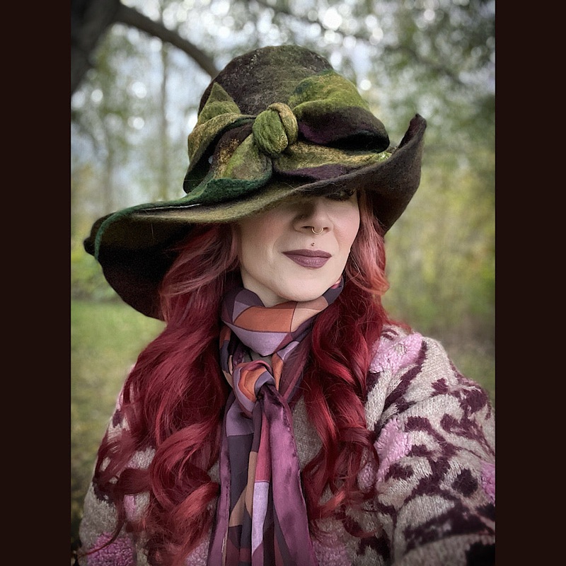 Felted top hat with bow 23 medium