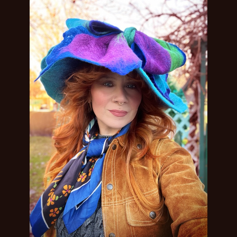 Felted top hat with bow 24 large
