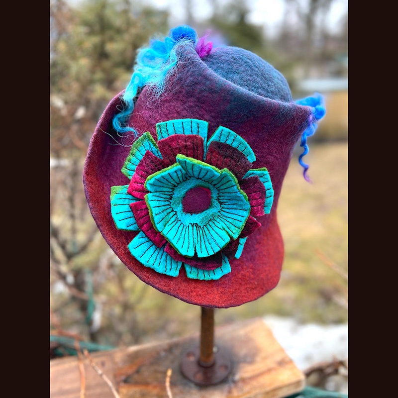 Felted top hat with flower 22 small